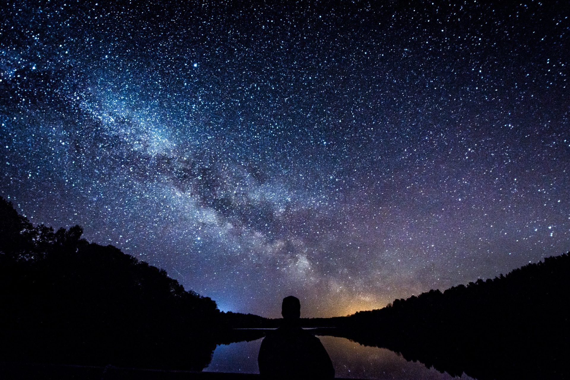 Il 10 agosto è la sera in cui i romantici guardano le stelle...ma cosa accadrebbe se per una notte fossero le stelle a guardare noi?
